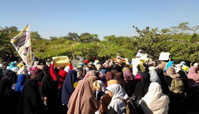 حرائر أزهر أسيوط يهتفن: "عايزين تحاكموا مين يا شوية مجانين"