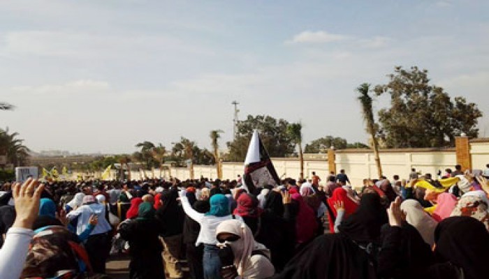 بالصور.. مسيرة لحرائر أزهر مدينة نصر تحاصر أمن الانقلاب