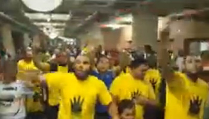 بالفيديو.. مسيرة رافضة للانقلاب في إستاد بجنوب إفريقيا