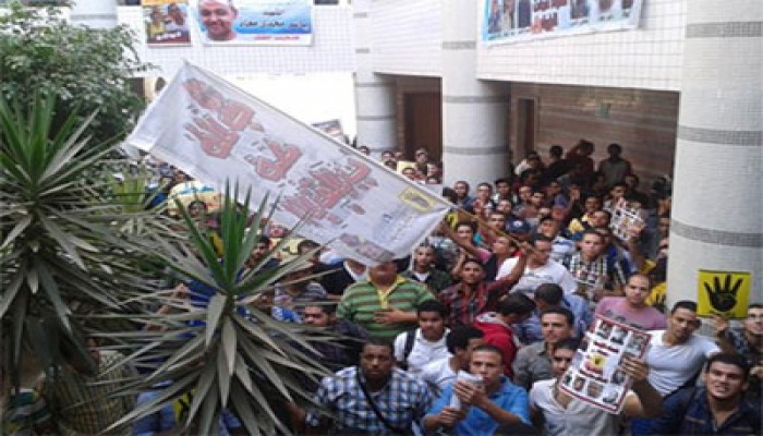 بث مباشر.. مظاهرة لطلاب هندسة العاشر رفضًا لمحاكمة الرئيس