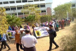 طلاب جامعة السويس ينددون بتدنيس الانقلابيين الحرم الجامعي