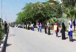 سلسلة بشرية بجامعة أسيوط تنديدًا بمحاكمة الإرادة الشعبية
