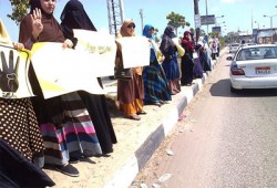 سلسلة بشرية لطلاب تربية بورسعيد رفضًا لمحاكمة الرئيس الشرعي