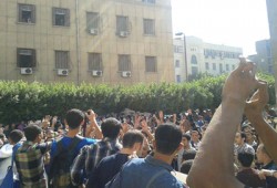 بلطجية يعتدون على مسيرة رافضة لوجود الحرس الجامعي بأزهر الدرَّاسة