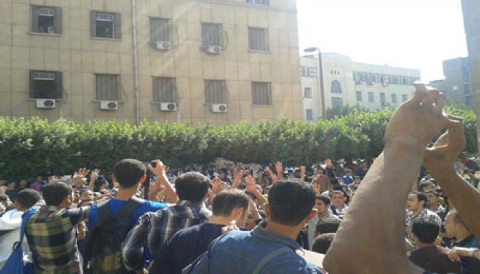 بلطجية يعتدون على مسيرة رافضة لوجود الحرس الجامعي بأزهر الدرَّاسة