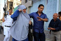 بالصور.. اعتقال سيدات سيدي بشر يكشف وحشية الانقلابيين