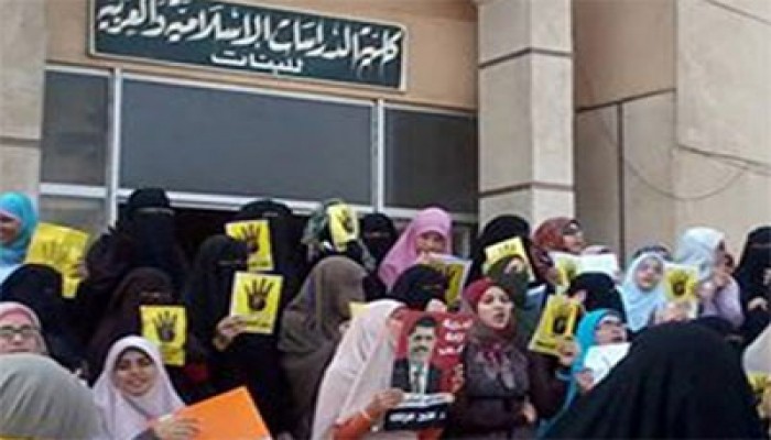 وقفة لطالبات الدراسات الإسلامية ببورسعيد لرفض الانقلاب