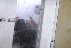 عاملة بكلية العلوم بطنطا تحتجز طالبتين لقيامهما برفع شارة رابعة