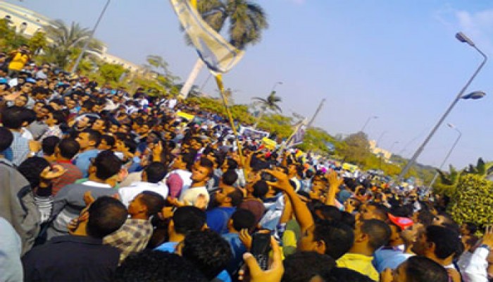 احتشاد مليشيات الانقلاب أمام الباب الرئيسي لجامعة الأزهر