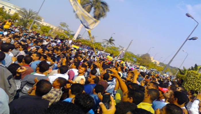 احتشاد مليشيات الانقلاب أمام الباب الرئيسي لجامعة الأزهر