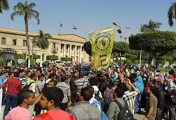 وقفة رافضة للانقلاب بدار علوم القاهرة ومنع مسيرة قبة الجامعة