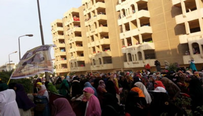 بالصور.. آلاف الأزهريات يتحدين الأمن بمسيرة داخل المدينة الجامعية