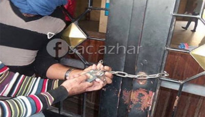 بالصور.. طلاب الأزهر يصلون إدارة الجامعة ويغلقونها بالأقفال