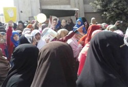 بالفيديو.. وقفة لطالبات "الدراسات الإسلامية" بأزهر أسيوط رفضًا للانقلاب