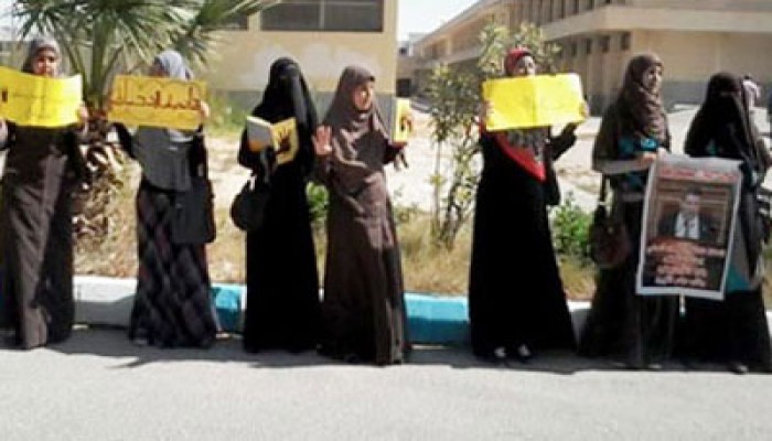 طلاب جامعة القناة يطالبون بالإفراج عن أساتذتهم وزملائهم المعتقلين