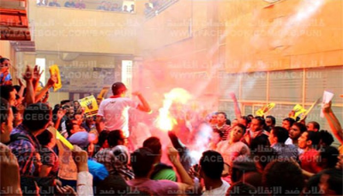 جامعة "نيو كايرو" تحتجز طالبة بتهمة التصوير وحيازة كاميرا!!
