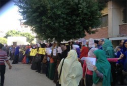 طلاب جامعة سوهاج يهتفون: "يا إعلام يا كداب.. السلمية مش إرهاب"
