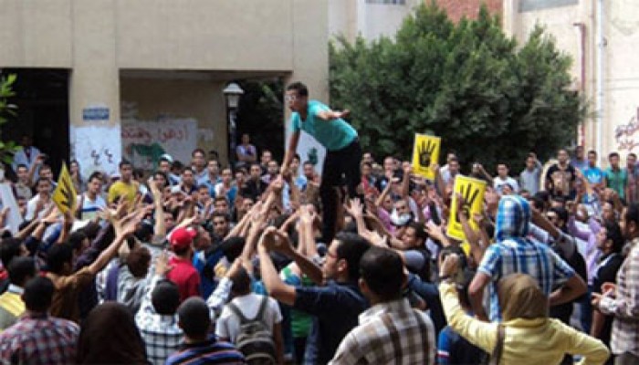 مسيرات ووقفات لطلاب ضد الانقلاب والألتراس بجامعة الزقازيق