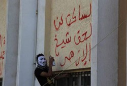 الآلاف من طلاب الأزهر يطالبون برحيل "شيخ العسكر"