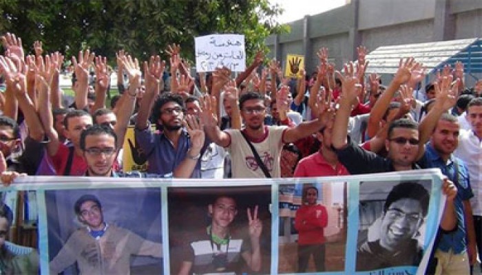 بالفيديو.. وقفة احتجاجية لطلاب تكنولوجي العاشر من رمضان رفضًا للانقلاب