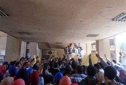 طلاب ألسن عين شمس يحتجون على اقتحام الحرم الجامعي للأزهر