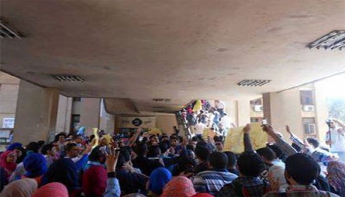طلاب ألسن عين شمس يحتجون على اقتحام الحرم الجامعي للأزهر