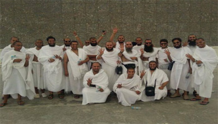 حجاج الكويت يرفعون شارة رابعة أثناء أداء الشعائر وفاء للشهداء