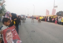 بالفيديو.. سلاسل بشرية بقرية الرئيس رفضًا للانقلاب الدموي