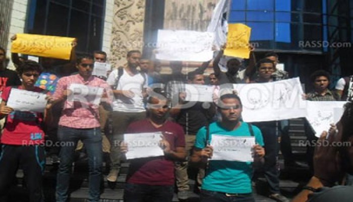 وقفة لطلاب هندسة المطرية أمام "الصحفيين" للإفراج عن زملائهم المعتقلين