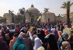 طلاب جامعة القاهرة يتظاهرون ضد العسكر وجرائمهم الدموية