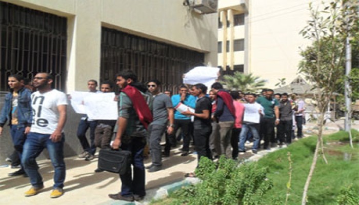 مسيرتان لطلاب طامية وسلسلة بشرية بجامعة الفيوم تنديدًا باعتقال زملائهم