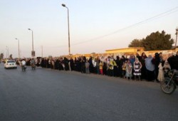 قرية الرئيس تواصل رفضها للانقلاب بسلاسل بشرية