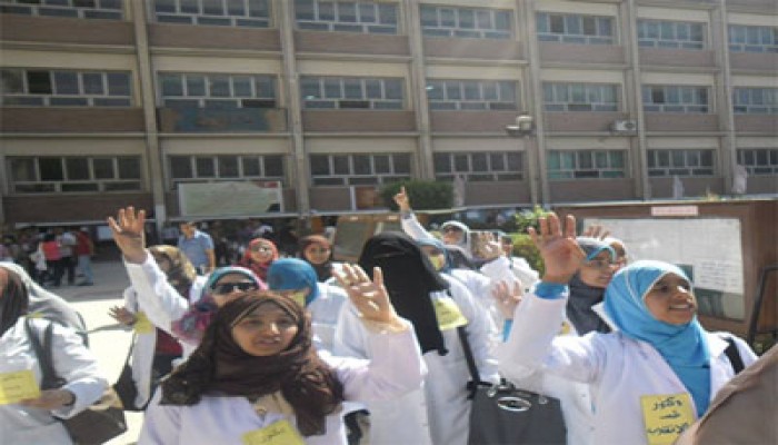 بالفيديو.. وقفات لحركة "دكاترة ضد الانقلاب" بجامعة أسيوط