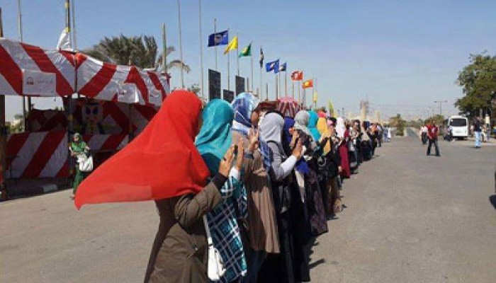 سلسلة بشرية لطالبات "حلوان" للتنديد بمجزرة 6 أكتوبر