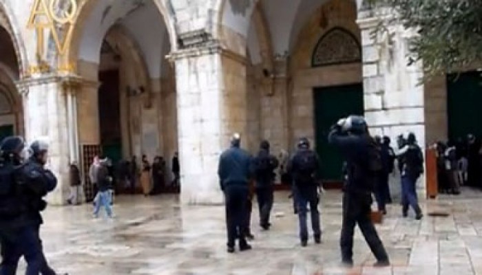 مرابطو الأقصى يحولون دون اقتحام الصهاينة للمسجد