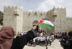 عشرات المغتصبين الصهاينة برفقة حاخامات يقتحمون الأقصى