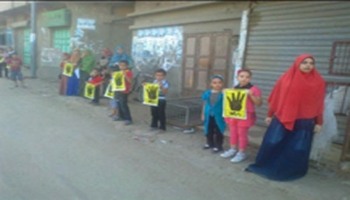 دمياط تنظم أول سلسلة بشرية لـ"أطفال ضد الانقلاب" رفضًا لحكم العسكر