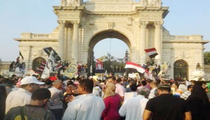 ثوار الشرعية يعلقون صور الرئيس مرسي على قصر القبة