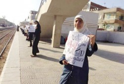 الشرقية.. سلسلة بشرية لـ"طالبات ضد الانقلاب" بمحطة القطار بكفر صقر