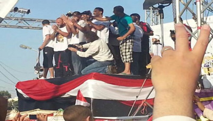 "رياضيون ضد الانقلاب" يقيمون مباراة لكرة القدم أمام منصة رابعة