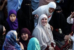 زوجة الرئيس تصافح المتظاهرين وتؤكد أن النصر قريب