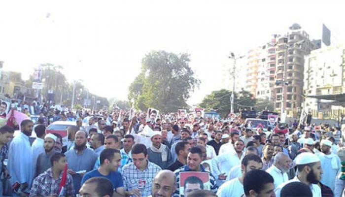 صور الرئيس مرسي تزين ساحات العيد بسوهاج ومسيرات حاشدة تطوف المحافظة