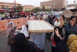 مئات النساء في مسيرة بكعك العيد بميدان رابعة العدوية