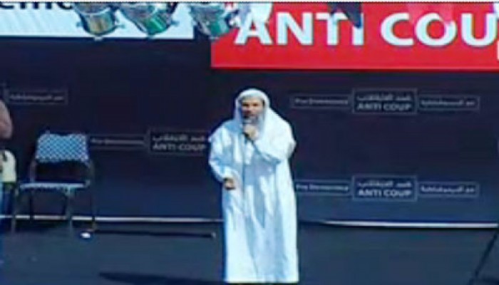 د. جمال عبد الهادي يؤم المعتصمين لصلاة  الجنازة على  شهيدين جديدين من مذبحة المنصة