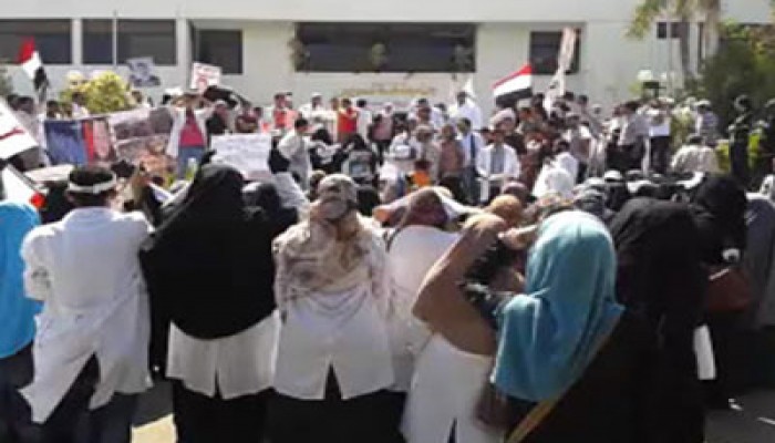 مسيرة لطلاب "طب الإسماعيلية" لتأبين زميلهم شهيد "مذبحة التفويض"