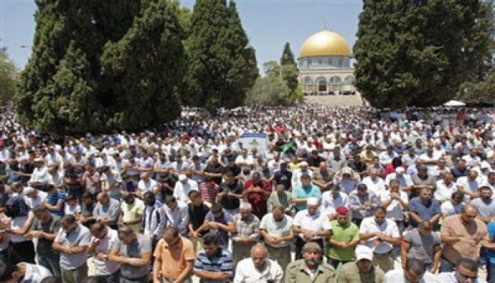 الفلسطينيون يتوافدون على الأقصى لأداء الجمعة الثانية من رمضان