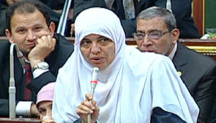 عزة الجرف لـ"الانقلابيين": أفيقوا قبل أن يدهسكم الشعب