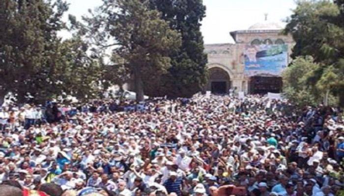 القدس تنتفض لتأييد الرئيس مرسي.. وتعليق صورته على المسجد الأقصى