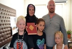 أُسرة نرويجية تعتنق الإسلام بعد تأثّرها بالقرآن الكريم في تركيا
