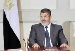 ثوار الشرعية يرتدون أقنعة لوجه الرئيس مرسي